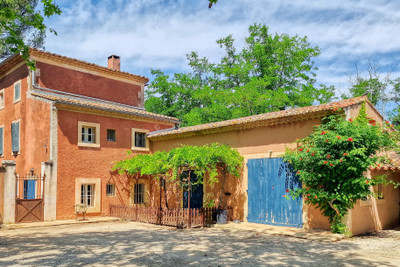 In the heart of the Luberon - Splendid spacious bastide with outbuildings and exceptional views of the mountai