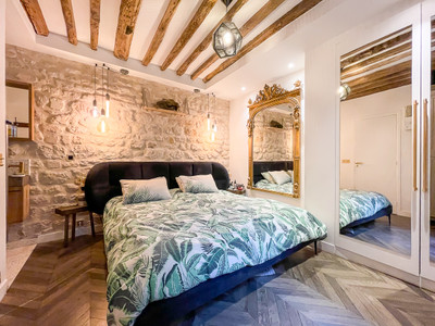 PARIS IV - ILE SAINT LOUIS - Remarkable 2-Bedroom Parisian Apartment | Full of Charm | Air-conditioning & Lift