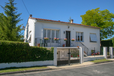 Maison à vendre à Saint-Julien-de-l'Escap, Charente-Maritime, Poitou-Charentes, avec Leggett Immobilier