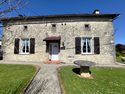 Maison à vendre à Le Grand-Madieu, Charente, Poitou-Charentes, avec Leggett Immobilier