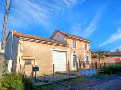Maison à vendre à Nieuil, Charente, Poitou-Charentes, avec Leggett Immobilier