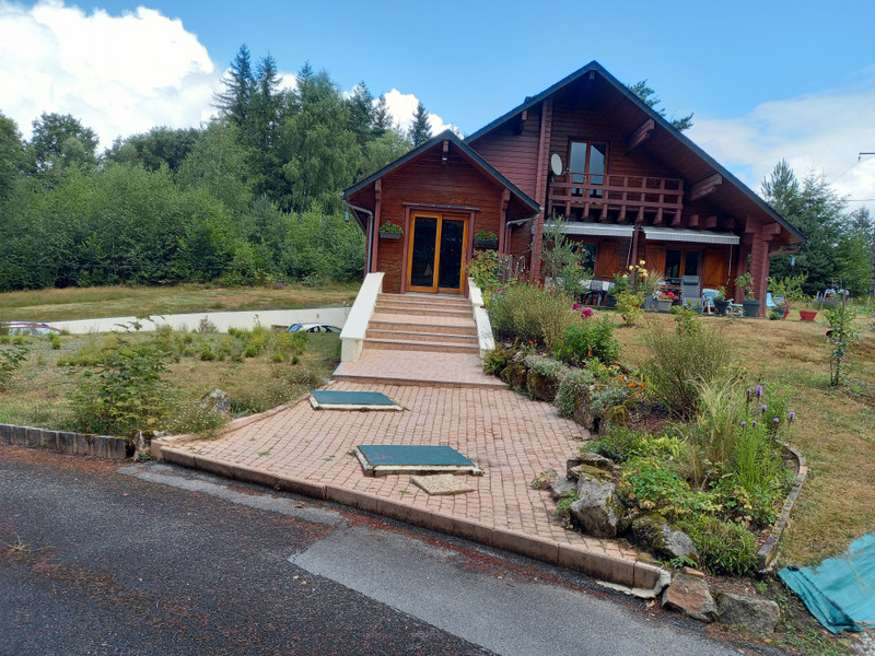 Chalet à vendre à Saint-Priest-de-Gimel, Corrèze - 278.200 € - photo 1
