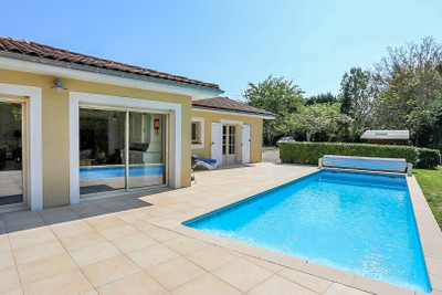 Beautiful 4 bed villa right on the river Lot, ideal family home or fisherman's dream.  