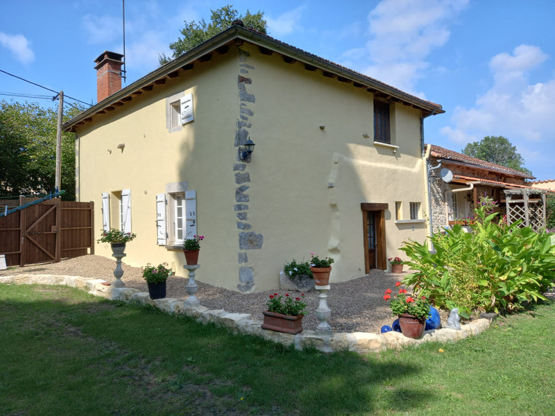 Maison à vendre à Terres-de-Haute-Charente, Charente - 267.500 € - photo 1