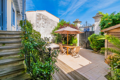 Stunning Ile de Ré listed property, 3 bedrooms and a lovely courtyard
garden