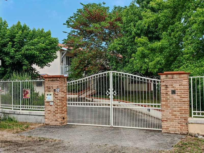 Maison à vendre à Castelsarrasin, Tarn-et-Garonne - 315.000 € - photo 1