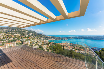 A simply stunning, 261m2 contemporary villa commanding unrivalled views over the bay of Villefranche-sur-Mer