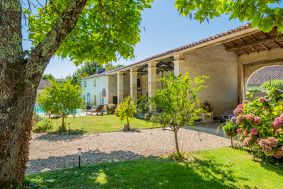 Private manor house-5 bedrooms & 3 bathrooms, Heated swimming pool , Maison d'amis , Dependences.  10km Cognac