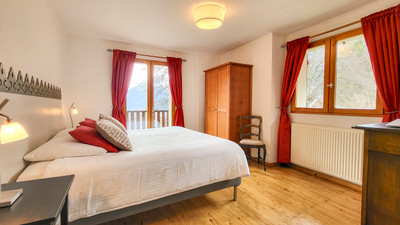 Excellent opportunity to own a fabulous mountain chalet with established B&B Business. 