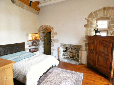 Prestigious 14th century residence tastefully renovated: 3 spacious apartments and 3 commercial premises. 