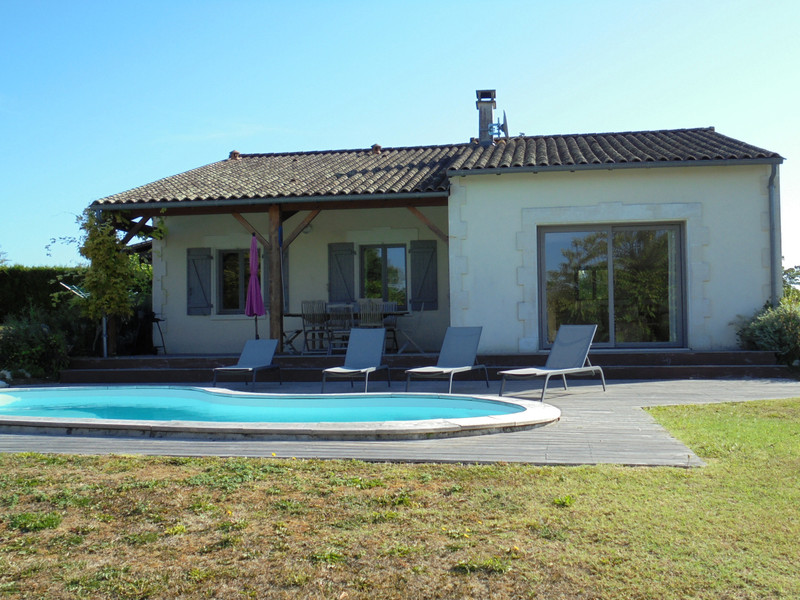 French property for sale in Chalais, Charente - &#8364;288,900 - photo 2