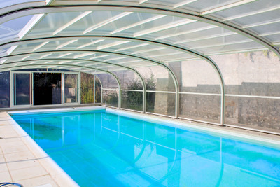 Magnifique domaine de 370m²  terrain de 25000 m²
Hôtel et restaurant et maison d'habitation avec une piscine
