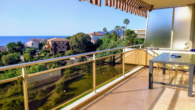 Cannes, Exceptional apartment with panoramic sea view in a secure residential complex with pool.