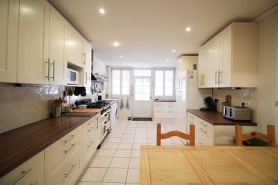 French property for sale in Villiers-Couture, Charente-Maritime - €279,000 - photo 2