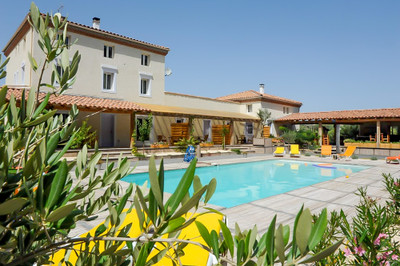 Impressionnante propriété de campagne avec 4 gîtes, piscine, terrasses et garages sur 1,4 hectares 