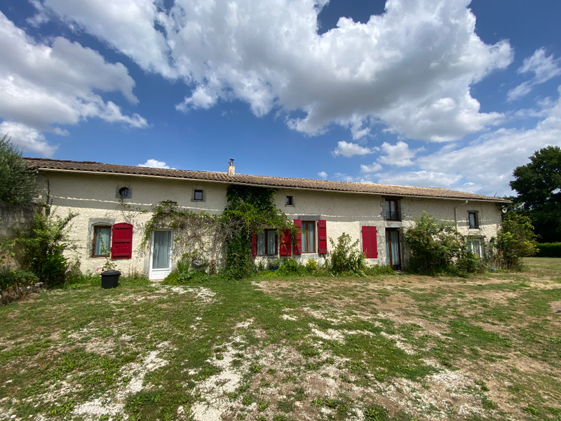 Maison à vendre à Pommiers-Moulons, Charente-Maritime - 449.440 € - photo 1