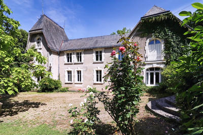 Manor house with function room, pool and beautiful park.