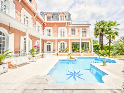 SUMPTUOUS AND SUBLIME! IMMACULATE NEO-CLASSICAL VILLA WITH EIGHT BEDROOMS, A SWIMMING POOL AND WALLED GROUNDS