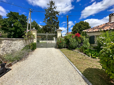 French property for sale in Mons, Charente-Maritime - €504,275 - photo 2