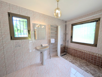 French property for sale in Cuges-les-Pins, Bouches-du-Rhône - €641,300 - photo 8