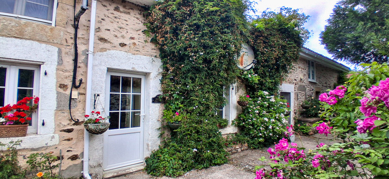 French property for sale in Fenioux, Deux-Sèvres - €205,200 - photo 3