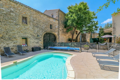 Mas du XVIIIe siècle (550 m²) bien rénové avec 4 appartements, piscine dans cour privée et grange spacieuse.