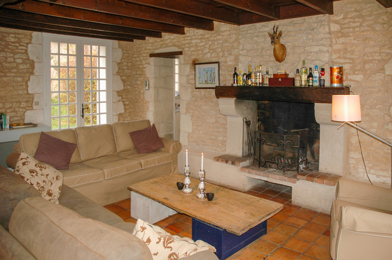 French property for sale in Aumagne, Charente-Maritime - €371,000 - photo 2