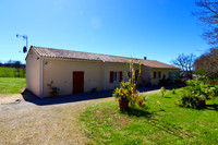 Propriété à vendre à Montbron, Charente - 339 200 € - photo n°1