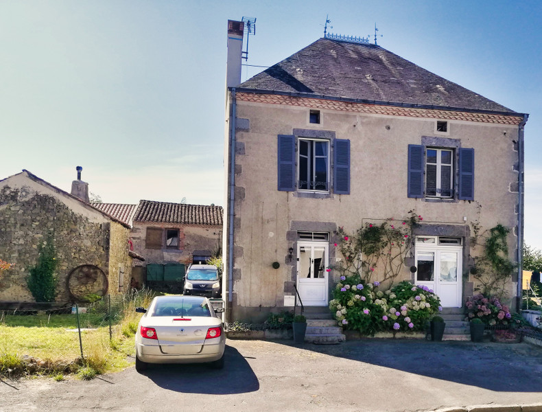House in AzatleRis HauteVienne A wonderful 4 bedroom renovated village house with garden