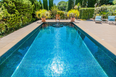 Luxurious Peyriac de Mer Villa: Lagoon Views, Pool, Secluded Garden, 4 Beds, 4 Baths, Ample Parking