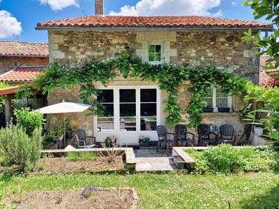 Maison à vendre à Manot, Charente, Poitou-Charentes, avec Leggett Immobilier