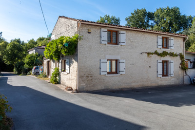 Maison à vendre à Brives-sur-Charente, Charente-Maritime, Poitou-Charentes, avec Leggett Immobilier