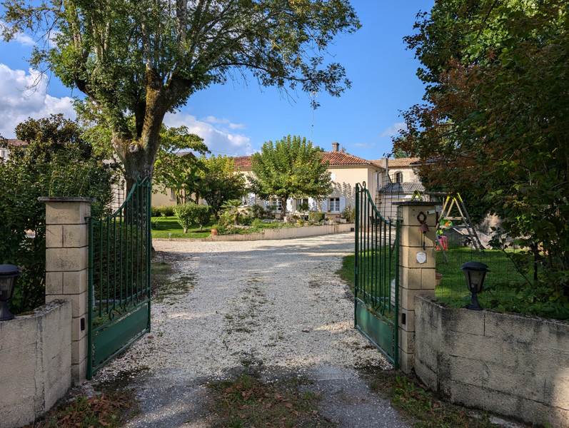 Maison à vendre à Montendre, Charente-Maritime - 327.500 € - photo 1