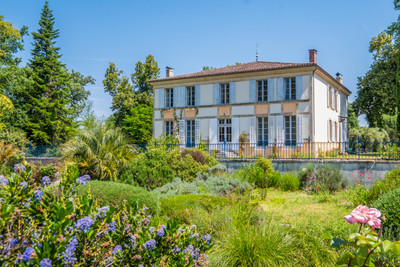 Superb property on the edge of a forest with a large manor house set in 2.7ha of land (1h from Biscarosse)