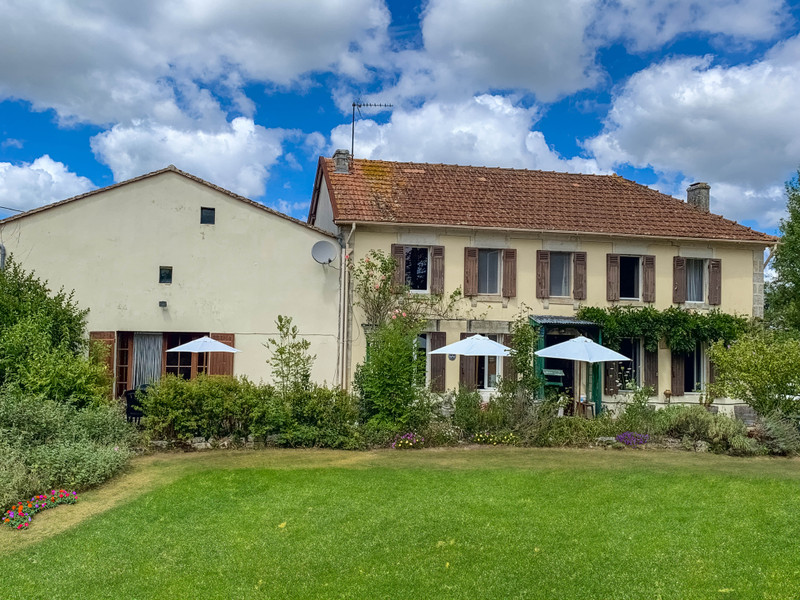 Maison à vendre à Nieul-le-Virouil, Charente-Maritime - 251 450 € - photo 1