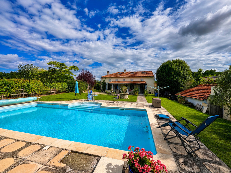French property for sale in Saint-Georges-des-Agoûts, Charente-Maritime - €282,480 - photo 0