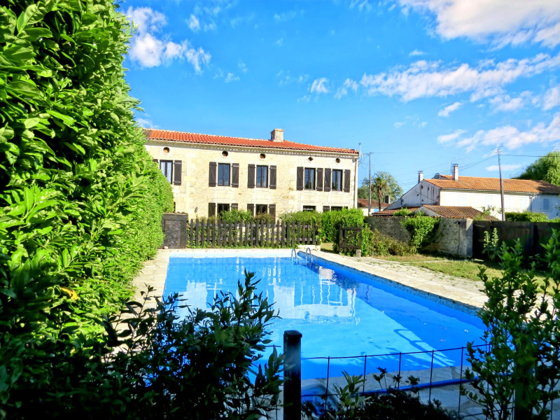Propriété à vendre à Saint-Savinien, Charente-Maritime - 220 000 €
