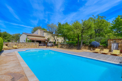LUBERON - Magnificent property with heated pool and a landscaped garden  in a peaceful setting.