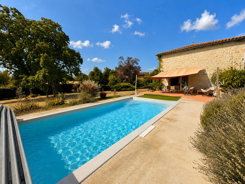 French property for sale in Bran, Charente-Maritime - €405,980 - photo 1