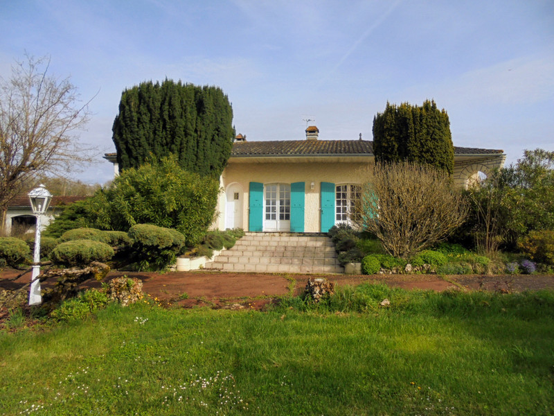 French property for sale in Saint-Séverin, Charente - €256,800 - photo 2