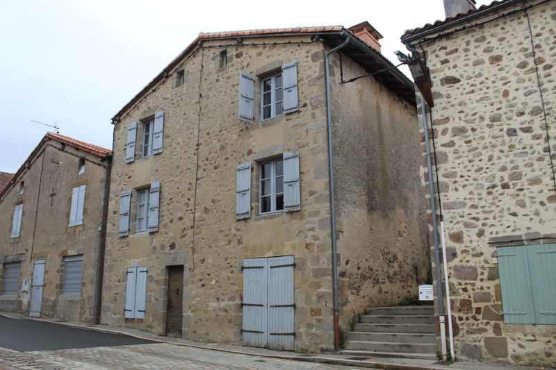 Maison à vendre à Confolens, Charente - 103 000 € - photo 1