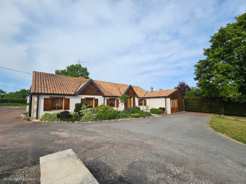 French property for sale in Valigny, Allier - €295,000 - photo 1