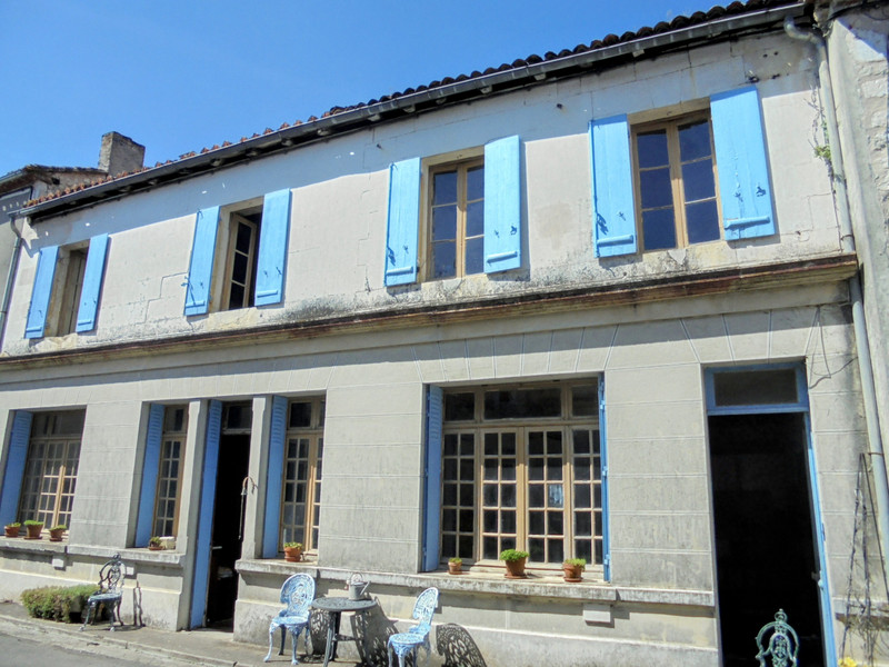 Maison à vendre à Salles-Lavalette, Charente - 69.600 € - photo 1