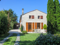Propriété à vendre à Saint-Martin-de-Juillers, Charente-Maritime - 350 000 € - photo n°1