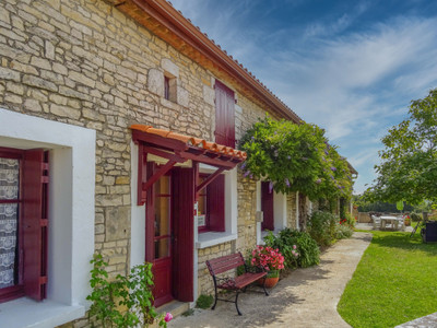 Maison à vendre à La Rochefoucauld-en-Angoumois, Charente, Poitou-Charentes, avec Leggett Immobilier