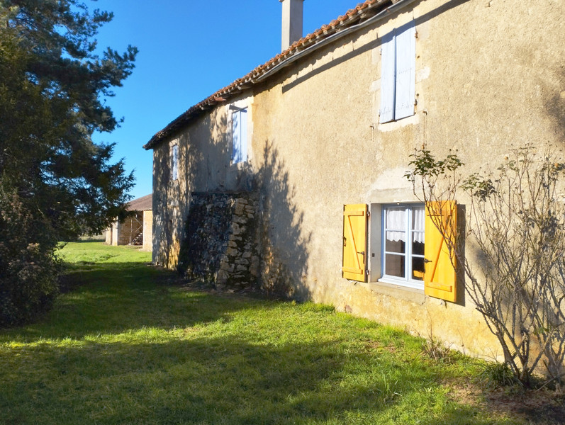 Maison à vendre à Mainzac, Charente - 231 182 € - photo 1