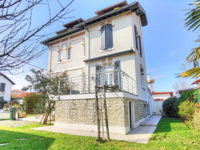 ELEGANT, IMMACULATELY KEPT, PERIOD TOWNHOUSE WITHIN EASY WALKING DISTANCE OF BIARRITZ TWON CENTRE AND BEACH