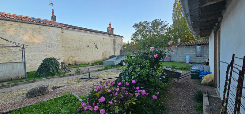 French property for sale in Maillezais, Vendée - €169,000 - photo 2