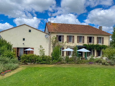 Maison à vendre à Nieul-le-Virouil, Charente-Maritime, Poitou-Charentes, avec Leggett Immobilier