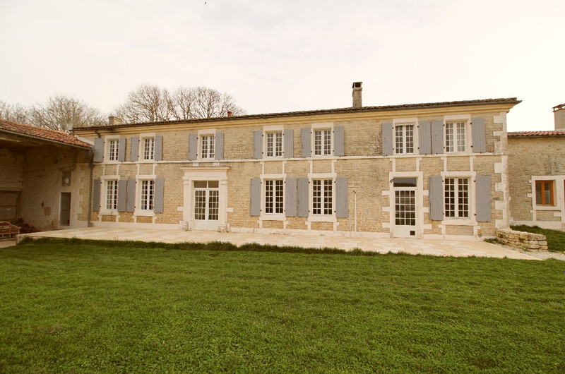 French property for sale in Le Gicq, Charente-Maritime - &#8364;256,800 - photo 2